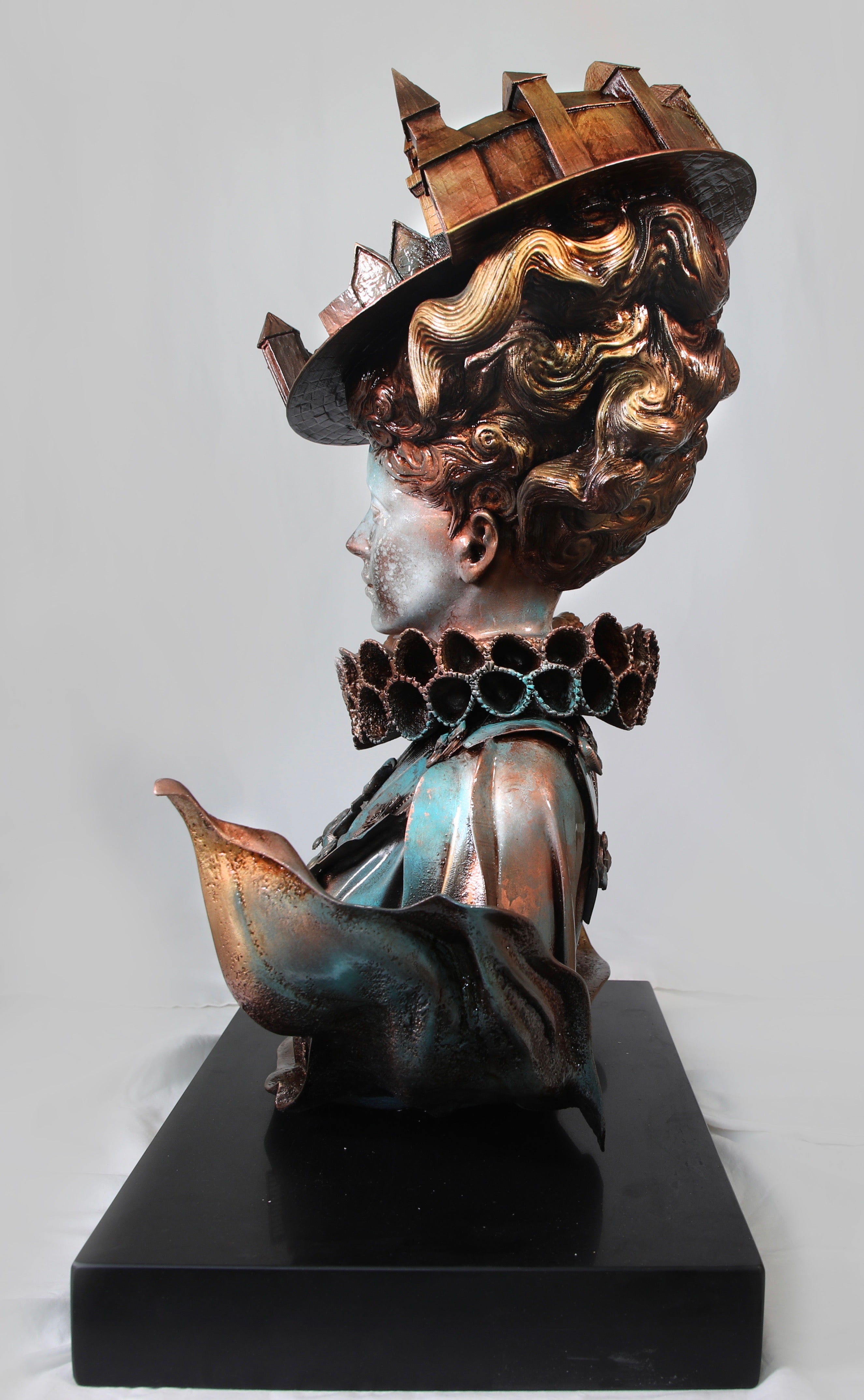 La Dama del Laberinto Resin Sculpture Side View